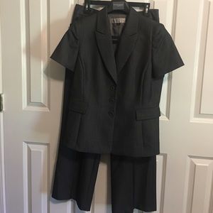 Ladies 10 petite short sleeve suit .
